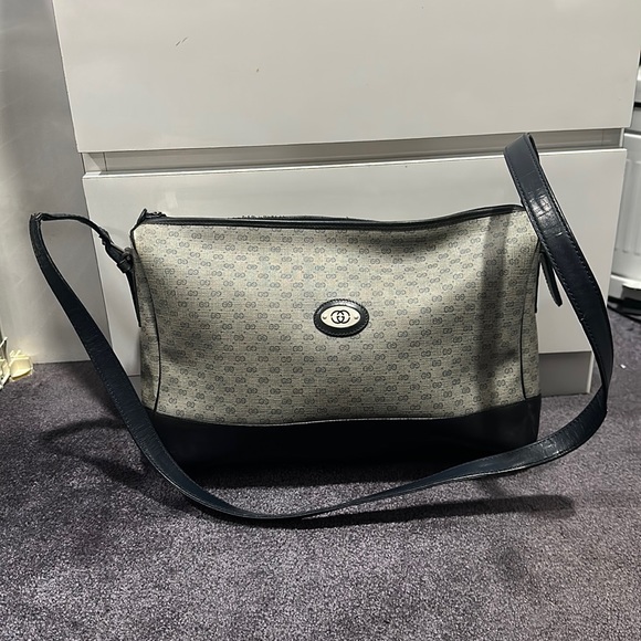 Project bag!!!Gucci Navy shoulder bag… Vintage!  12/2000!  PRICE DROP! - Picture 1 of 17